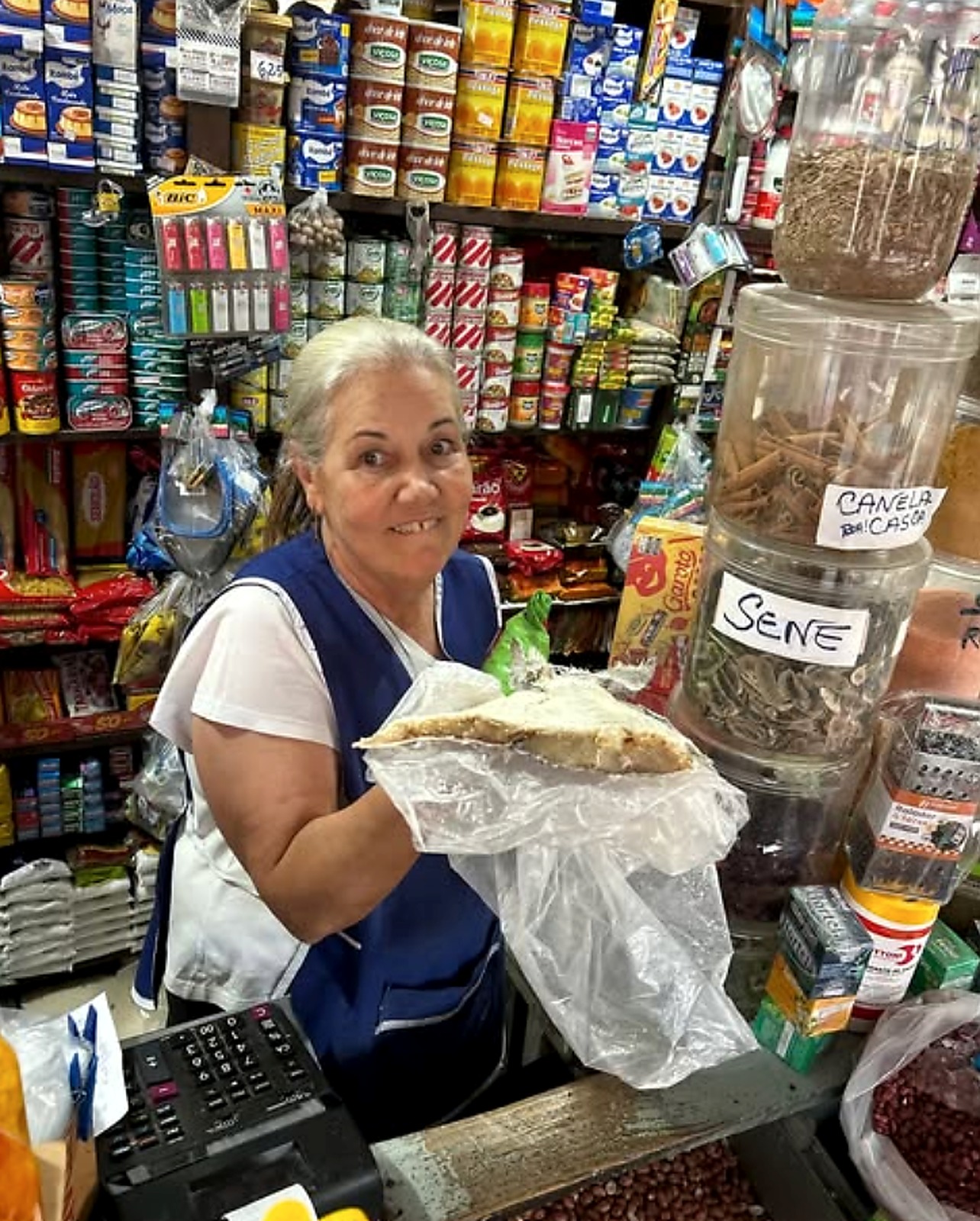 Comerciante atendendo em sua mercearia