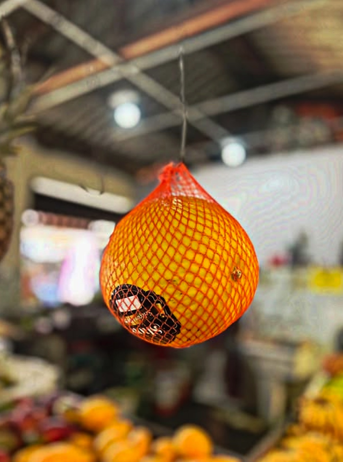 Fruta exposta em uma banca da feira