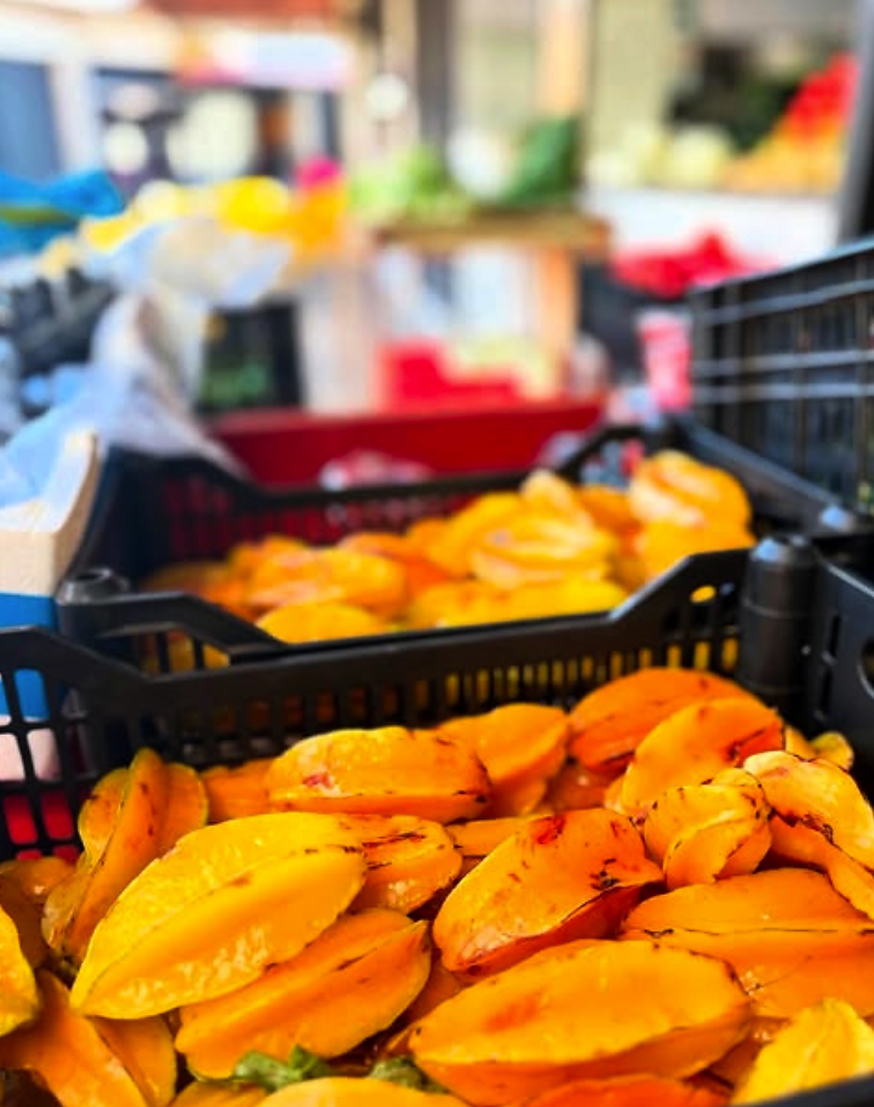 Frutas organizadas em caixas